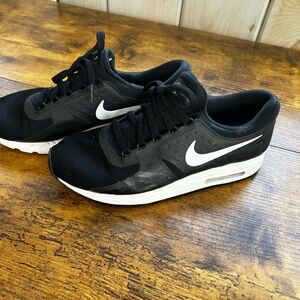 Nike Kids Y7 Black and White Low-Top Athletic Sneakers